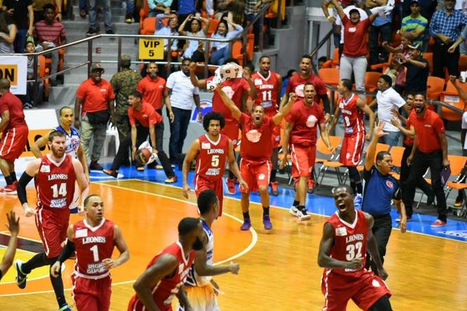 leones-triunfan-y-toman-delantera