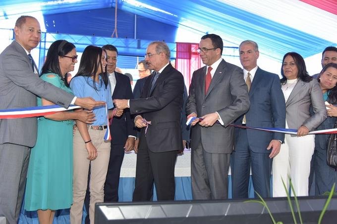 presidente-medina-entrega-dos-centros-educativos-en-la-vega