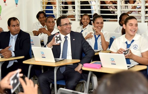 Navarro-y-estudiantes_opt