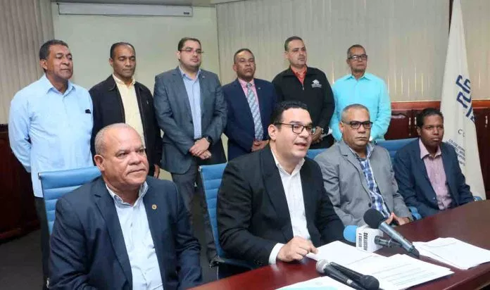 Directivos de la regional Norte del CODIA, encabezado por su presidente, ingeniero Miguel Ureña, cuando anuncian las actividades. Bartolo García/Hoy Noticias