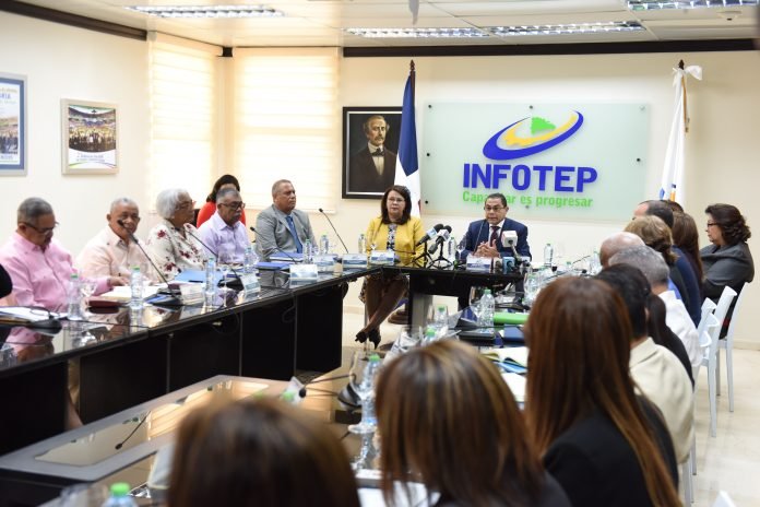 El Director General del INFOTEP junto a gobernadores de la zona fronteriza