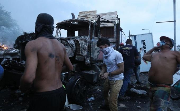 la-violencia-frustra-intento-de-llevar-ayuda-a-venezuela-desde-colombia