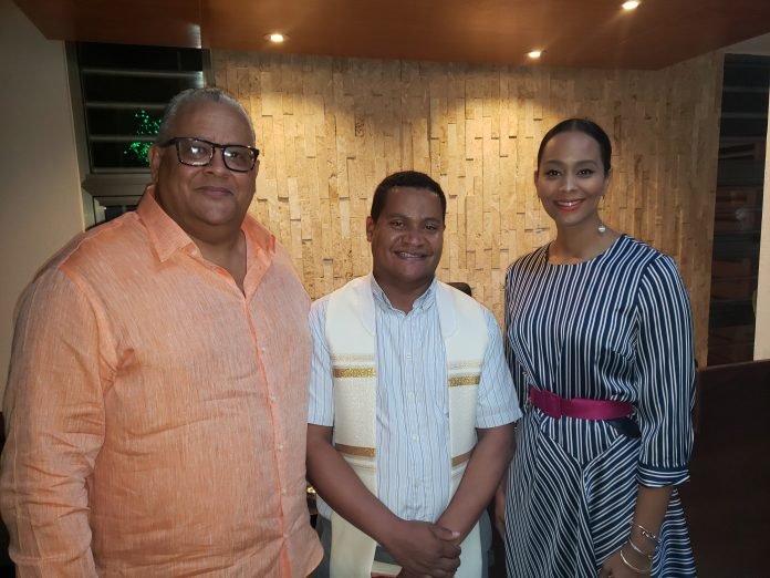 1 Jovanny Santos, padre Darinel Reyes y Mariela Santos.