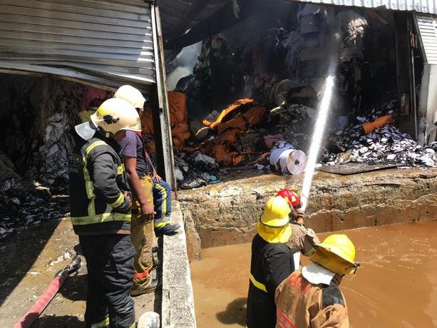 un-incendio-se-propaga-desde-anoche-en-una-fabrica-de-productos-graficos-en-santiago