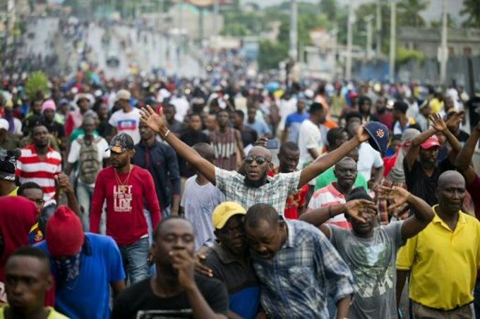 la-policia-de-haiti-se-enfrenta-a-cientos-de-manifestantes-en-puerto-principe