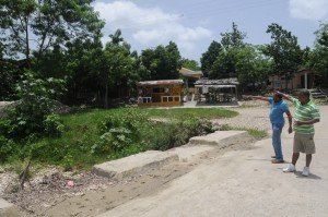 En Los Ciruelos demandan reconstruyan puente sobre río Camú. 1 Cada vez que se producen lluvias de consideración, se le suma la falta de las recogidas de basura