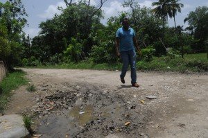 En Los Ciruelos demandan reconstruyan puente sobre río Camú. 2 Debido al mal estado de las vías que los comunica con el distrito de Yásica y con la carretera turística Gregorio Luperón(fotos hoynoticias)