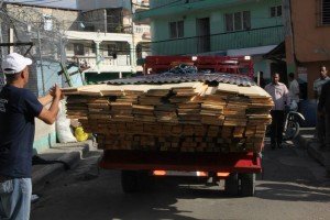 Camión con los materiales de construcción para las familias afectadas por el siniestro