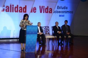 La vicepresidenta Margarita Cedeño habla durante la presentación del estudio en Santiago.