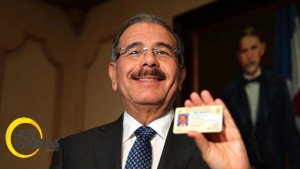 Portada-Danilo-Medina-ya-tiene-su-nueva-Cédula-de-Identidad-y-Electoral copy