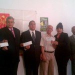 El Embajador Dominicano en Japón Héctor Papín Domínguez y su esposa Alexandra Álvarez de Domínguez hacen la donación a los representantes del Patronato de Bomberos SOECI y COCINORTE.