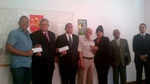 Embajada Dominicana en Japón dona RD$240 mil pesos a tres instituciones de Santiago. 1 El Embajador Dominicano en Japón, Héctor (Papín) Domínguez y su esposa Alexandra Álvarez de Domínguez, hacen la donación a los representantes del Patronato de Bomberos, SOECI y COCINORTE.