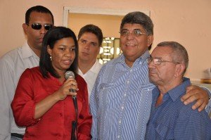 El precandidato a la alcaldía por Santiago Fernando Rosa realiza multitudinaria caminata en barrios de esta ciudad 3 FERNANDO ASOCIA DE CIEGO
