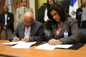 La vicepresidenta Cedeño de Fernández y el doctor Cuello Nieto, de Flacso, firman el acuerdo.