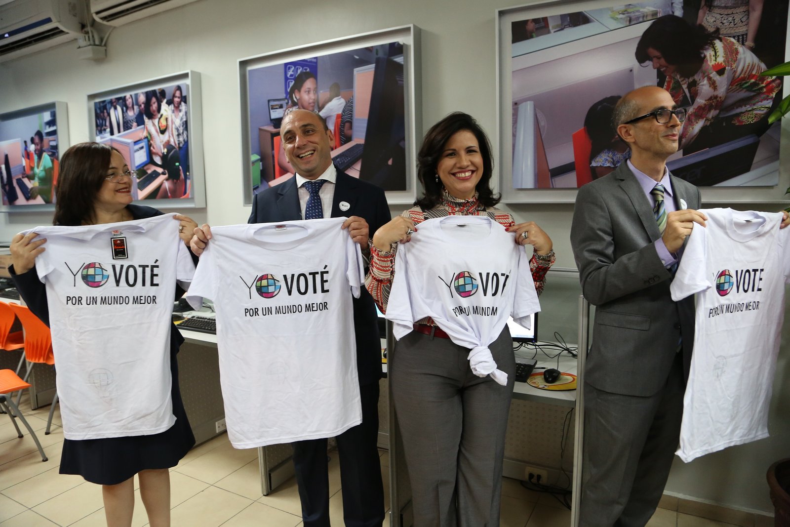 La vicepresidenta Margarita Cedeño de Fernández junto a Lorenzo Jiménez de Luis del PNUD Carlos Fernández especialista en Objetivos del Milenio y Altagracia Suriel de Prosoli 1