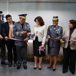 Cedeño de Fernández corta la cinta junto al jefe policial mayor general Castro Castillo la generala Teresa Martínez y la magistrada Roxanna Reyes.