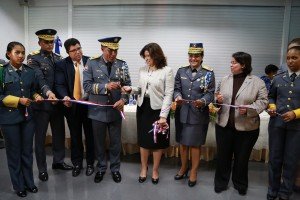 Cedeño de Fernández corta la cinta junto al jefe policial, mayor general Castro Castillo, la generala Teresa Martínez y la magistrada Roxanna Reyes.