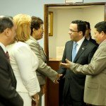 El Canciller es recibido porlos funicionarios del Consulado