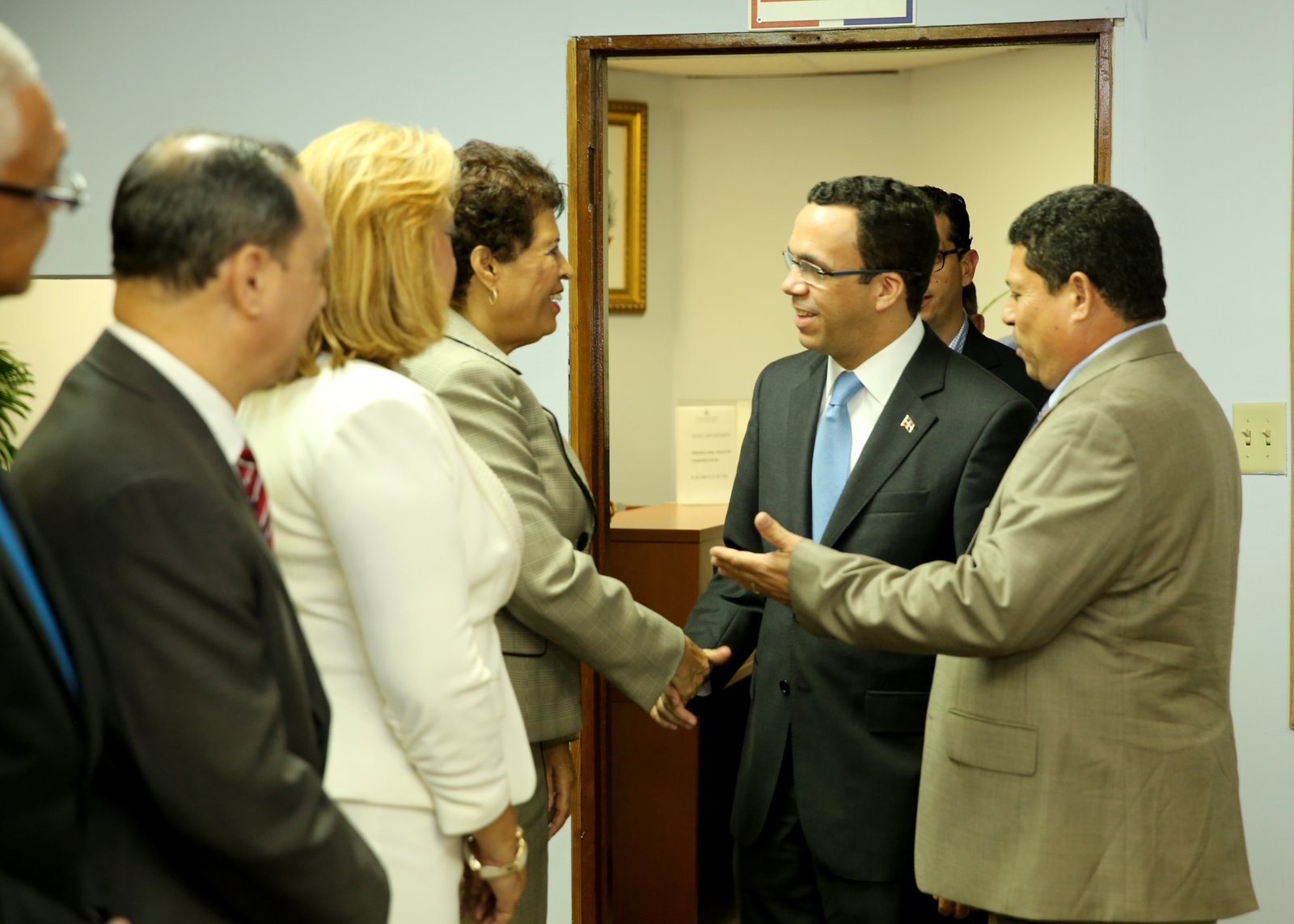 El Canciller es recibido porlos funicionarios del Consulado