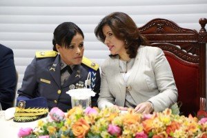 La vicepresidenta Cedeño de Fernández junto a la generala Teresa Martínez
