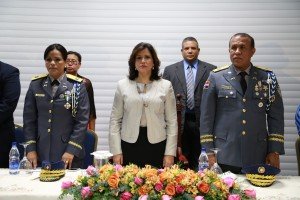 La vicepresidenta Cedeño de Fernández, junto al jefe de la Policía, mayor general Castro Castillo y la generala Teresa Martínez.