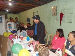 Administrador de EDENORTE entrega artículos para el hogar a miembros Junta de Vecinos Villa Esperanza 2 entrega artículos 2