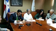 Agrodosa Garantiza Dinero Que Gobierno Presta En Visita Sorpresa A Productores 1 firma (1)