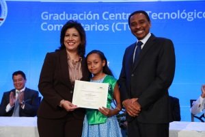 Cientos completan capacitación Centros Tecnológicos Comunitarios. 3 Cedeño de Fernández y el director de los CTC entregan certificado.