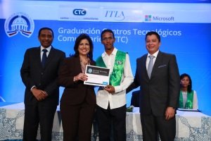 Cientos completan capacitación Centros Tecnológicos Comunitarios. 4 Joven recibe certificación de Microsoft