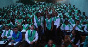 Cientos completan capacitación Centros Tecnológicos Comunitarios. 5 La Vicepresidenta Cedeño de Fernández junto a los 575 graduandos.