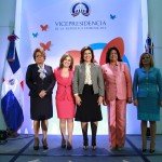 La vicepresidenta Cedeño de Fernández junto a Vanda Guiomar Pignato Cristina Lizardo Alejandrina Germán y Lucia Medina Sánchez