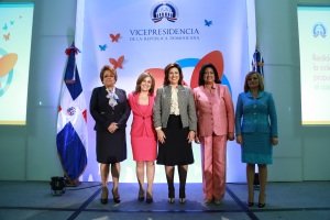 La vicepresidenta Cedeño de Fernández junto a Vanda Guiomar Pignato, Cristina Lizardo, Alejandrina Germán y Lucia Medina Sánchez