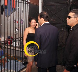 Abel Martinez visita a Estephany Estévez en el Palacio de Justicia para brindar apoyo. 1 M1