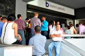 Decenas de ahorrantes del Banco Peravia se presentò al local de la instituciòn, este lunes en buscando  informe de sus ahorros. Hoy/ Guillermo Burgos   24 11 2014