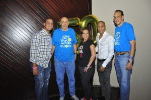 1- Don Luis Fernández Galán, Julissa Torres Y Juan Luis Fernández junto a parte del equipo de Chiquito Team Band.