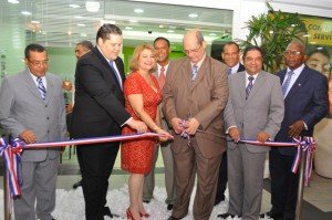 1.-Francisco Estepan realiza el corte de la cinta.