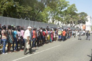 Aumentan cantidad haitianos que tratan de obtener documentos en gobernación de Santiago 2 _DSC2392