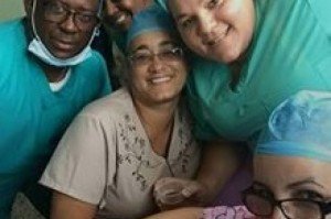 Fotografía muestra a médicos bebiendo cerveza en pleno trabajo en hospital de Montecristi