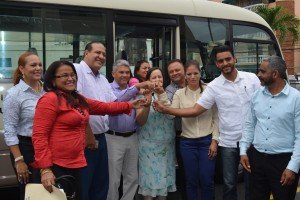 FONPER entrega autobús para estudiantes de Manabao Abajo en La Vega