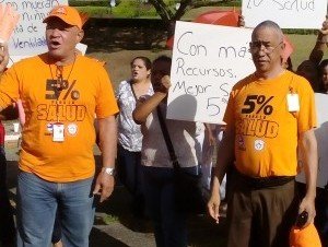 Enfermeras en Santiago en vigilia por el cinco por ciento para el sector Salud del PIB