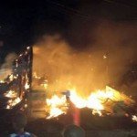 incendio reduce a cenizas tres viviendas y un club deportivo en Azua