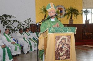 El obispo auxiliar de Santiago llamó hoy a preservar y fortalecer los valores familiares
