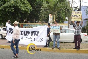 Manifestantes vociferan "Ladron" al presidente Danilo Medina