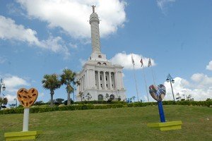 CORAZONES DE COLORES EN EL MONUMENTO (8)