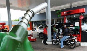 Bajan los precios de los combustibles