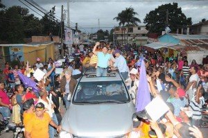 Abel Martínez recorre sectores de Santiago en marcha-caravana 3 12516021_1134742003232123_1875256582_n