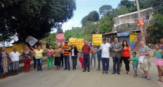 Cadena humana y caminata en reclamo de agua potable