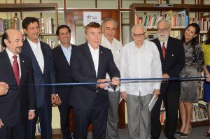 El embajador de los estados Unidos, se hace acompañar en el corte de la cinta de empresarios de Santiago y miembros de la junta de directores del Centro Cultural Domínico Americano.