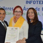 Rafael Ovalles Arisleida Tineo y Carlos Vásquez entregan certificado a la periodista Luisa Rebecca Valentín