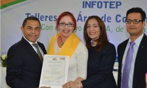 Rafael Ovalles, Arisleida Tineo y Carlos Vásquez, entregan certificado a la periodista Luisa Rebecca Valentín